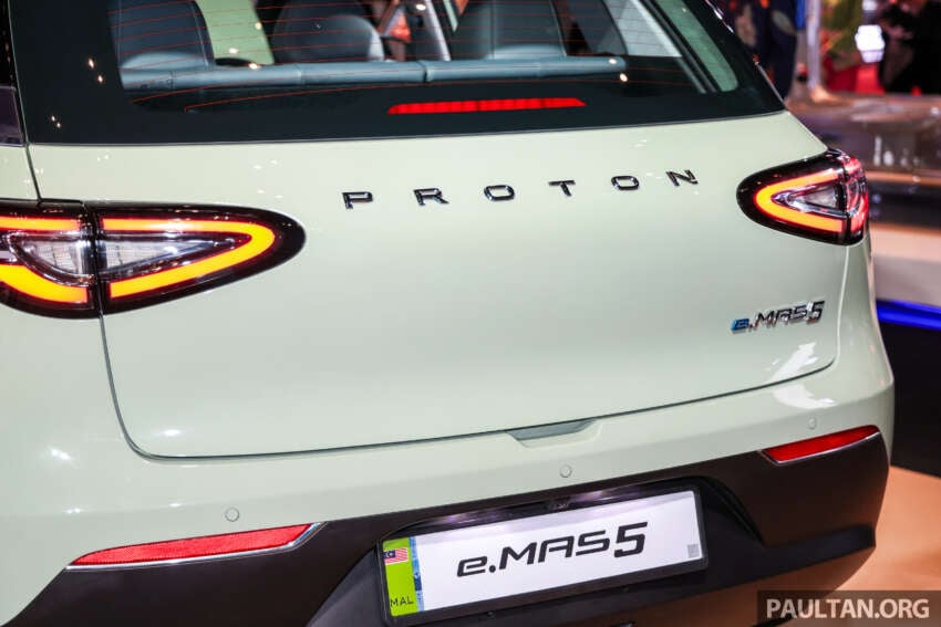 Proton eMas 5 gets new Jade Green colour – available on Prime and Premium with dark interior, same price 2074233