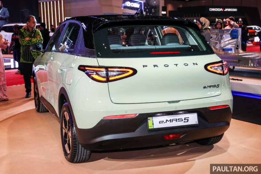 Proton eMas 5 gets new Jade Green colour – available on Prime and Premium with dark interior, same price 2074200