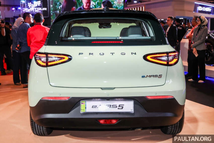 Proton eMas 5 gets new Jade Green colour – available on Prime and Premium with dark interior, same price 2074207
