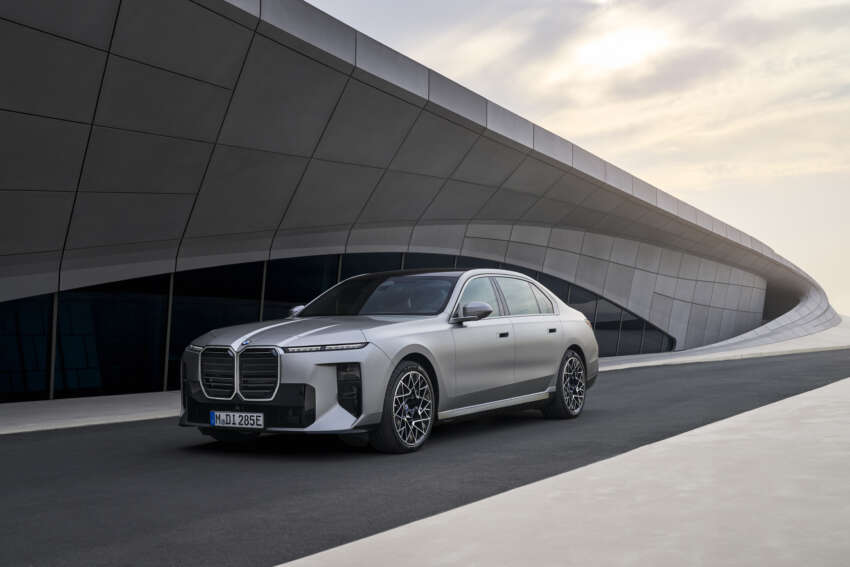 2026 BMW 7 Series facelift – G70 LCI gets Panoramic iDrive, i7 with up to 708 km WLTP range, 250 kW DCFC 2070610