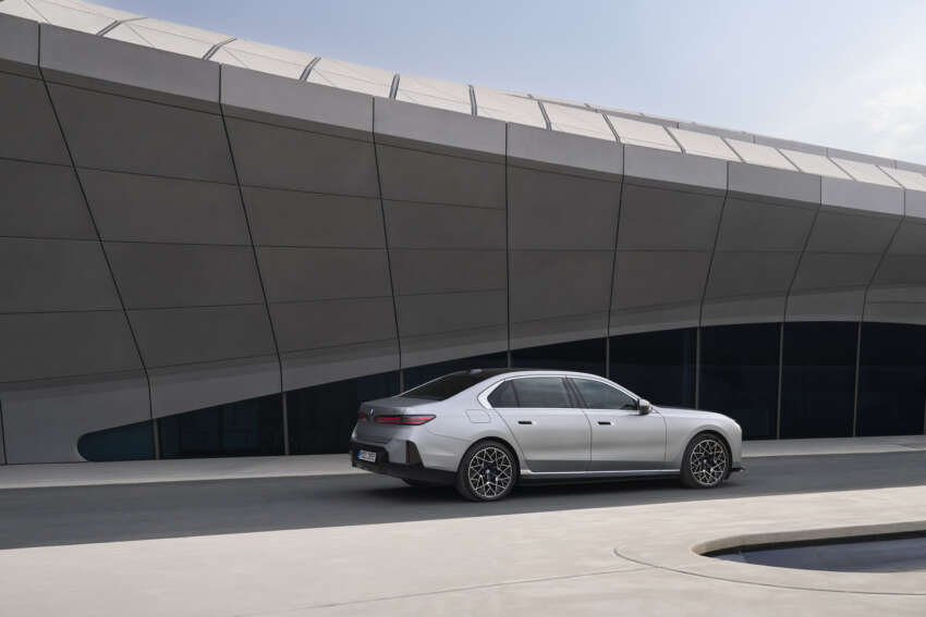 2026 BMW 7 Series facelift – G70 LCI gets Panoramic iDrive, i7 with up to 708 km WLTP range, 250 kW DCFC 2070619
