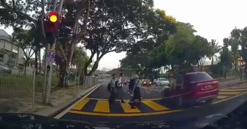Motorists ignoring traffic signals and zebra crossings can have their driving licences suspended – JPJ 2066301