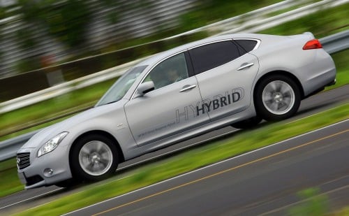 m35h-02 Infiniti adds hybrid M35h and entry M25 to its local lineup